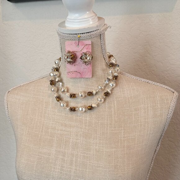 Gorgeous Necklace and Clip On Earrings Set - Picture 6 of 9